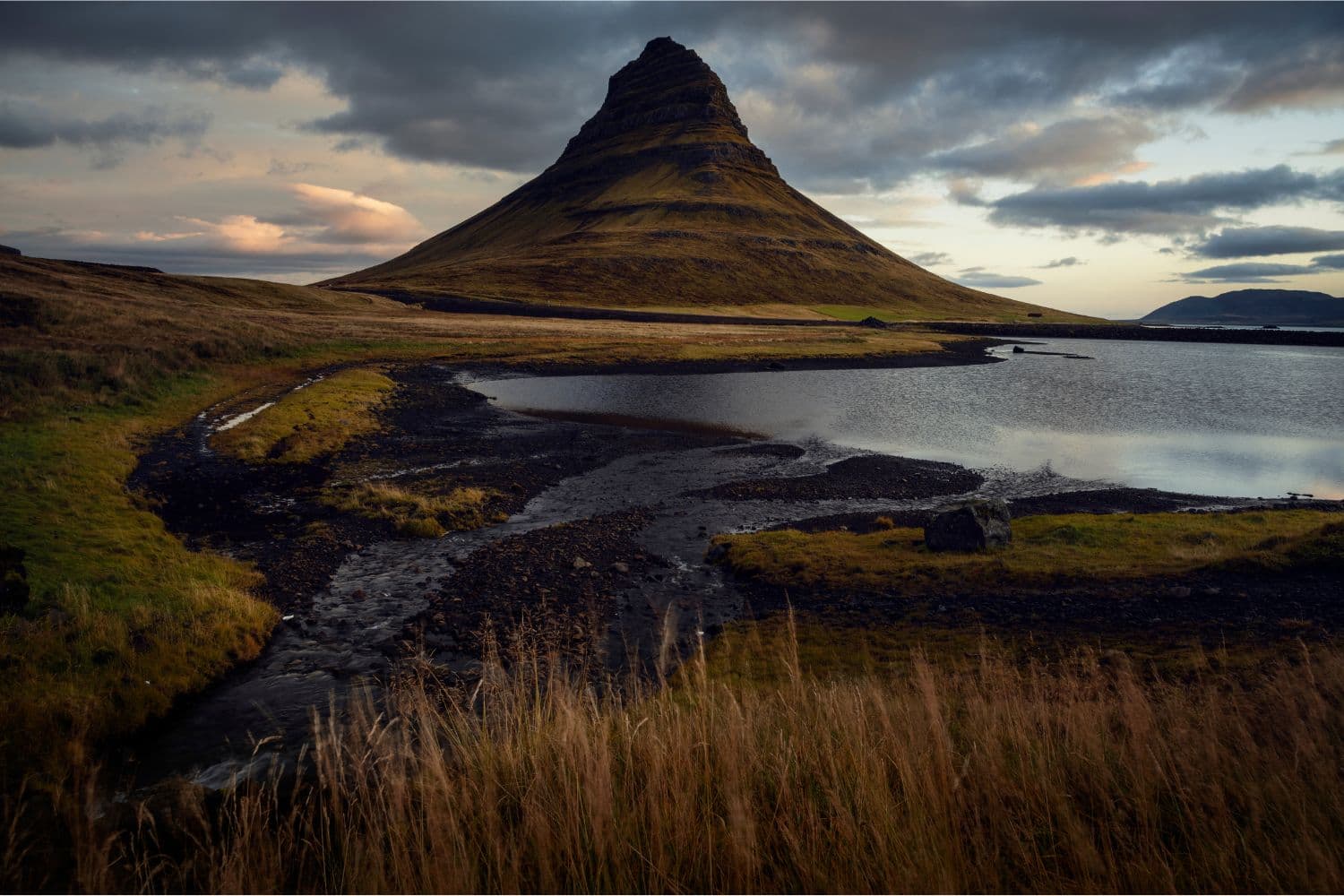 kirkjufell-mountain-iceland