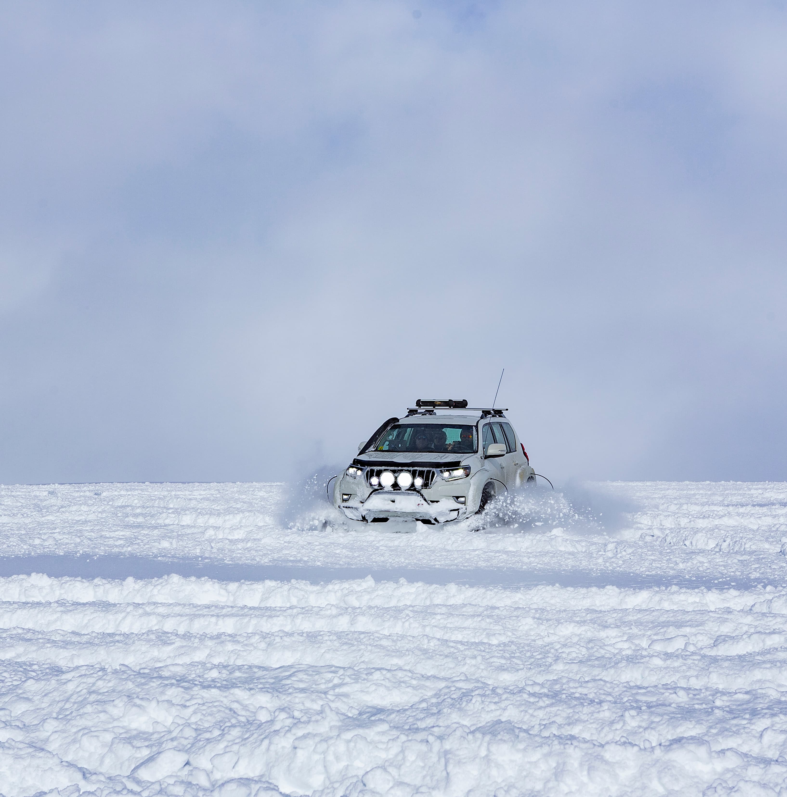 super-jeep-crossing-snow