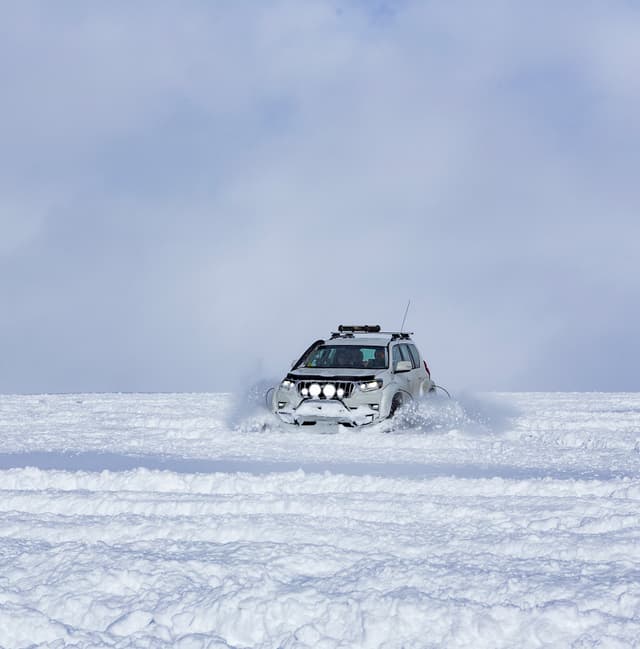 super-jeep-crossing-snow