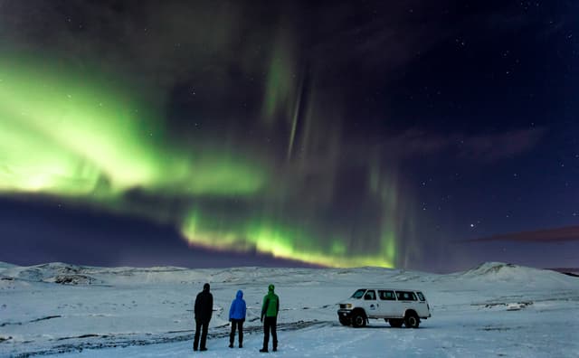 Two-People-Northern-Lights-Super-Jeep