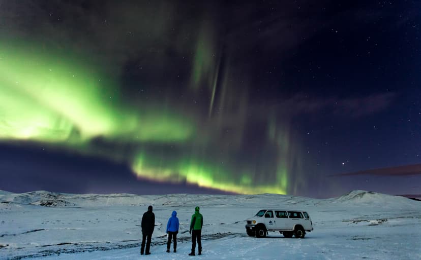 Two-People-Northern-Lights-Super-Jeep