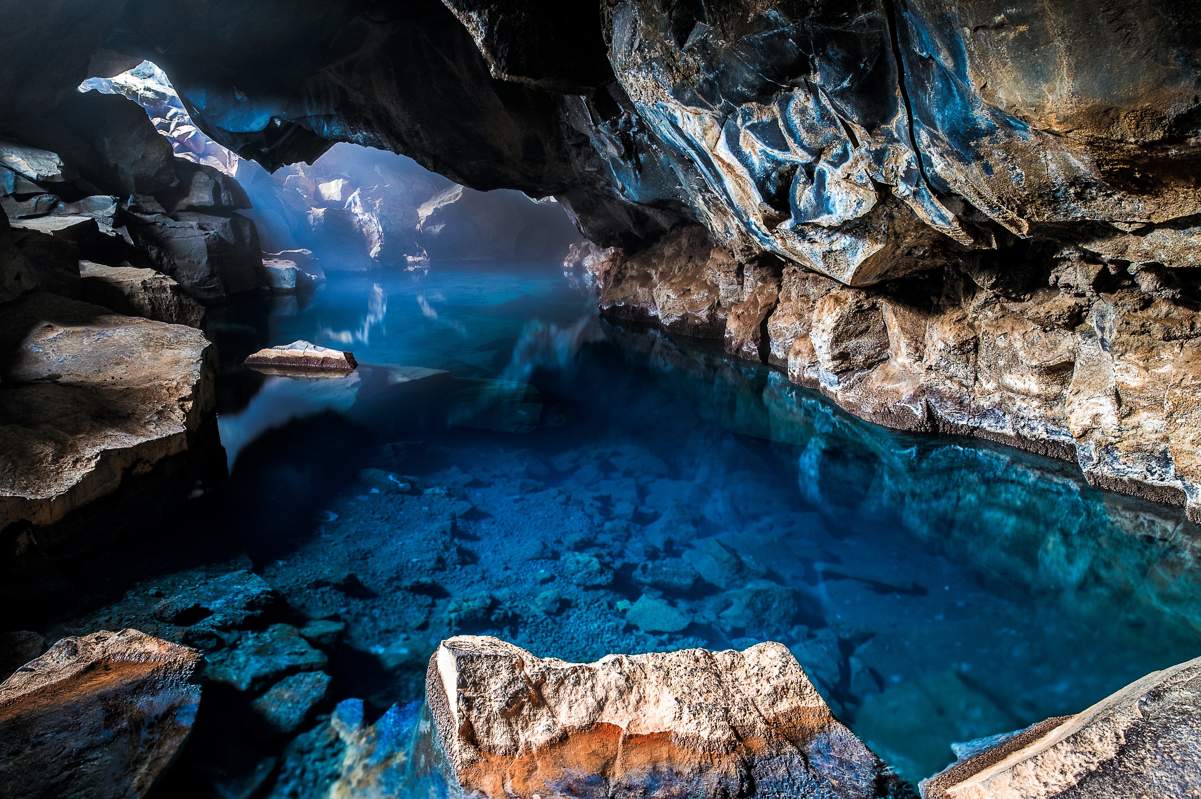 grjotagja-cave-blue-waters