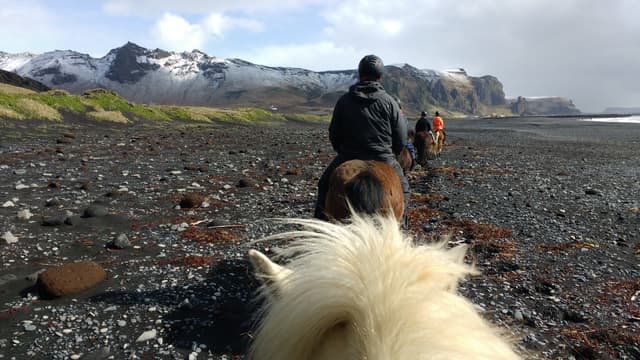Black-beach-horse-riding