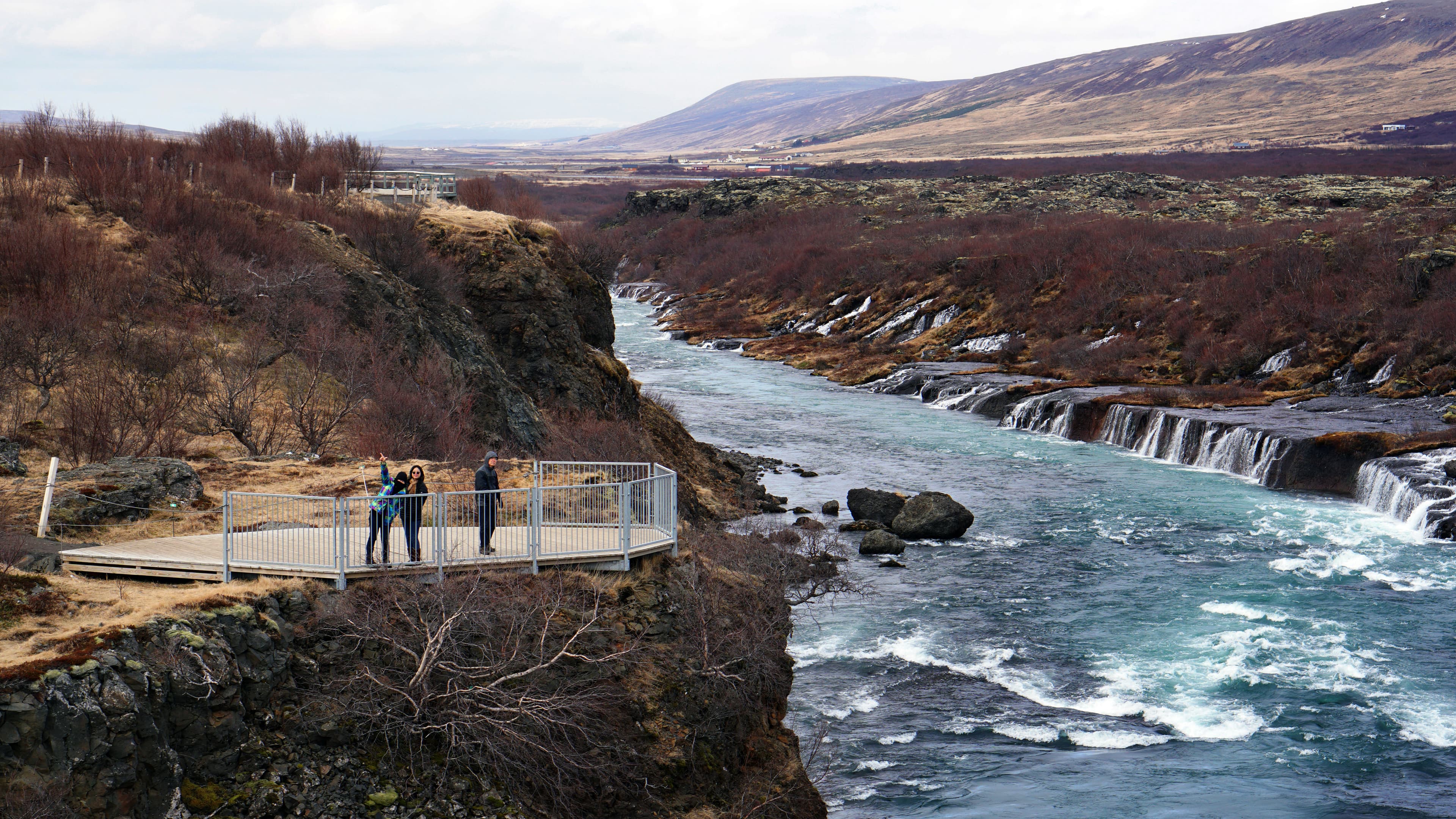 family-travelers-hraunfossar