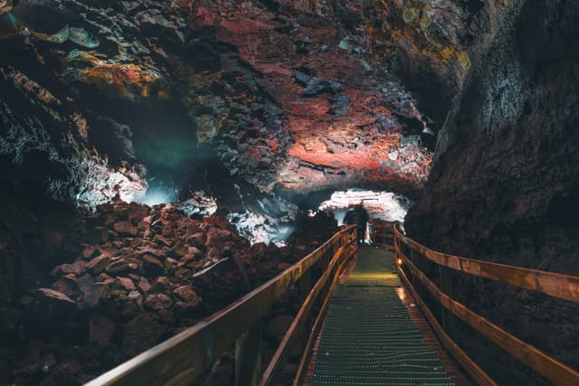 vidgelmir-cave