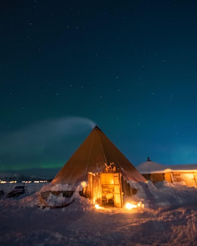 Tent-at-night-in-Tromso