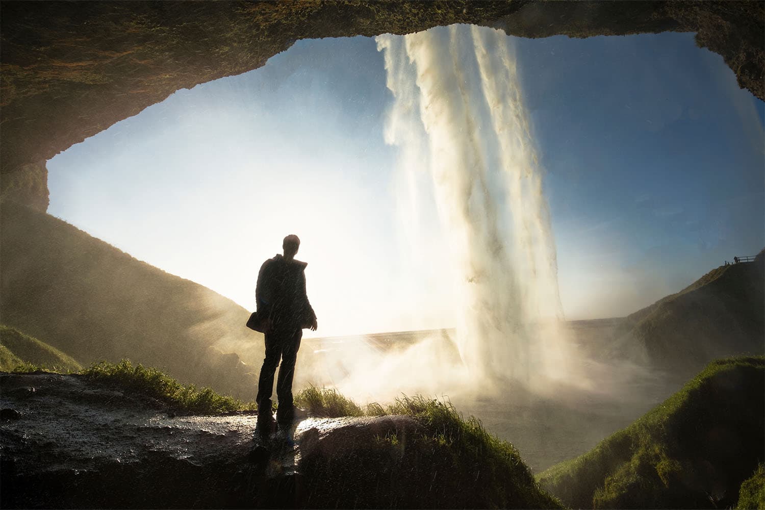 Man-standing-under-Seljalandsfoss