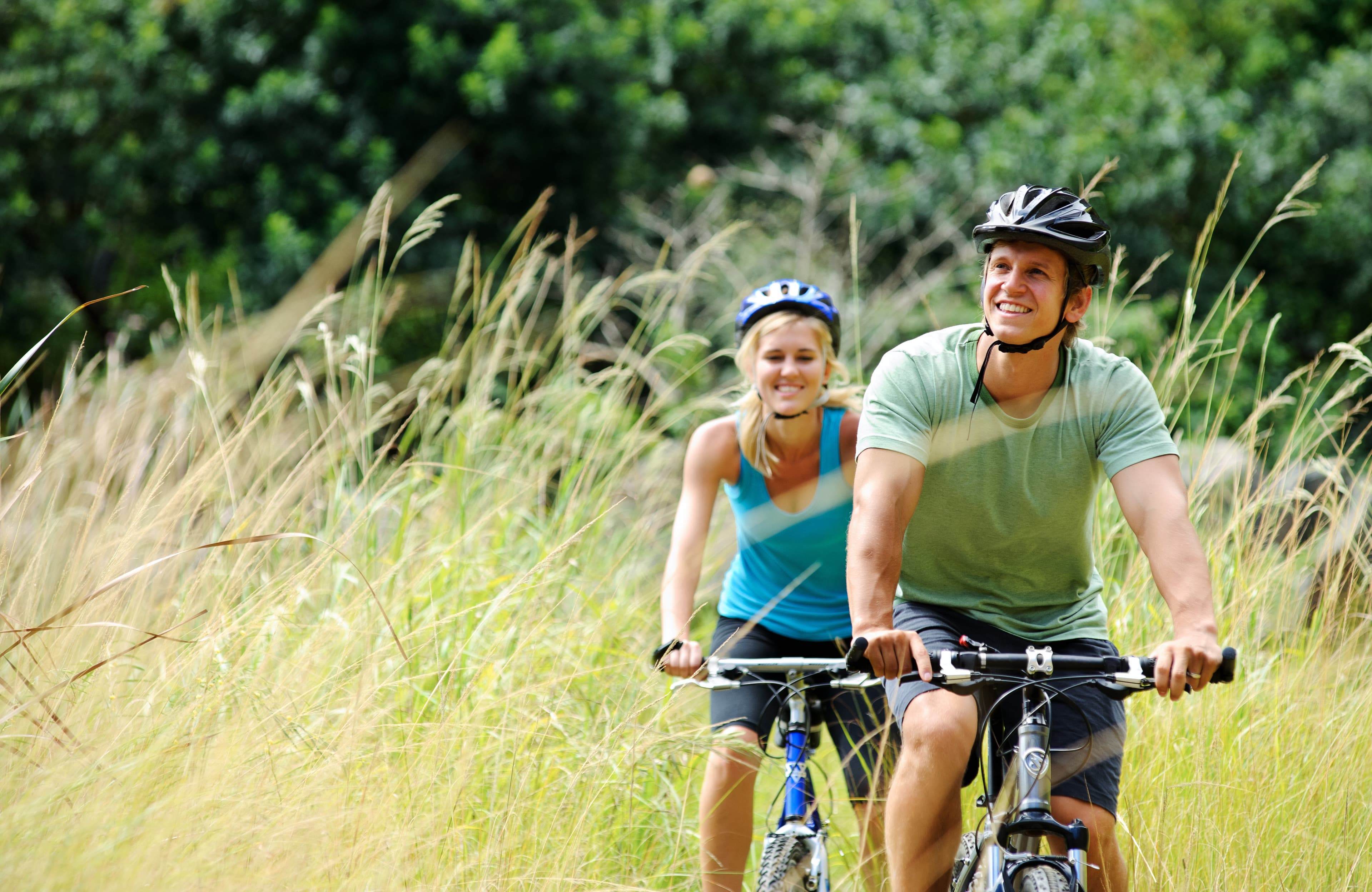 mountainbike couple outdoors