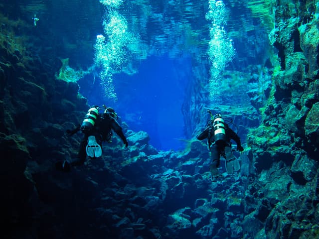 Diving-Silfra-Thingvellir-Iceland (1)