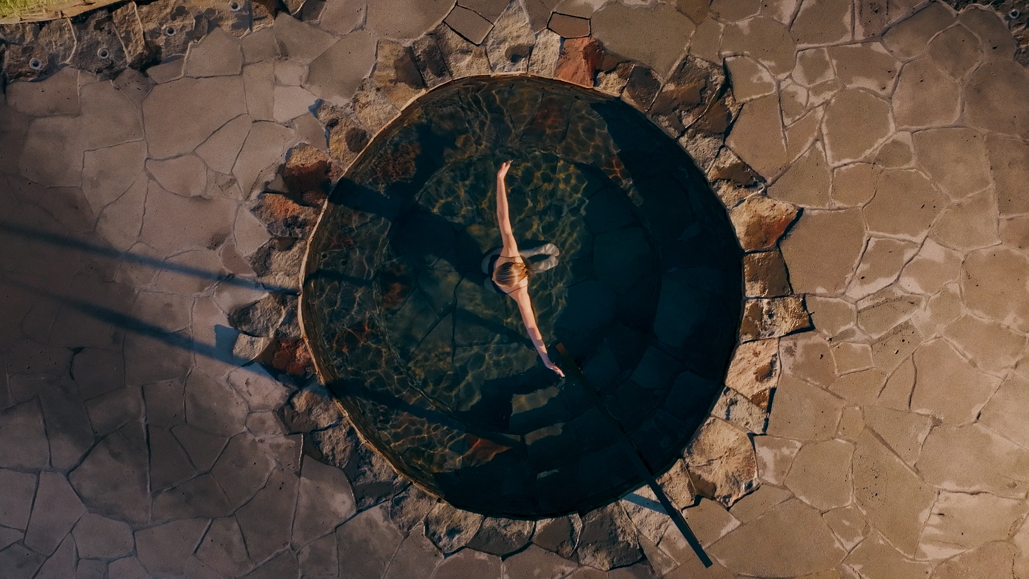 Sky-lagoon-woman-in-round-pool