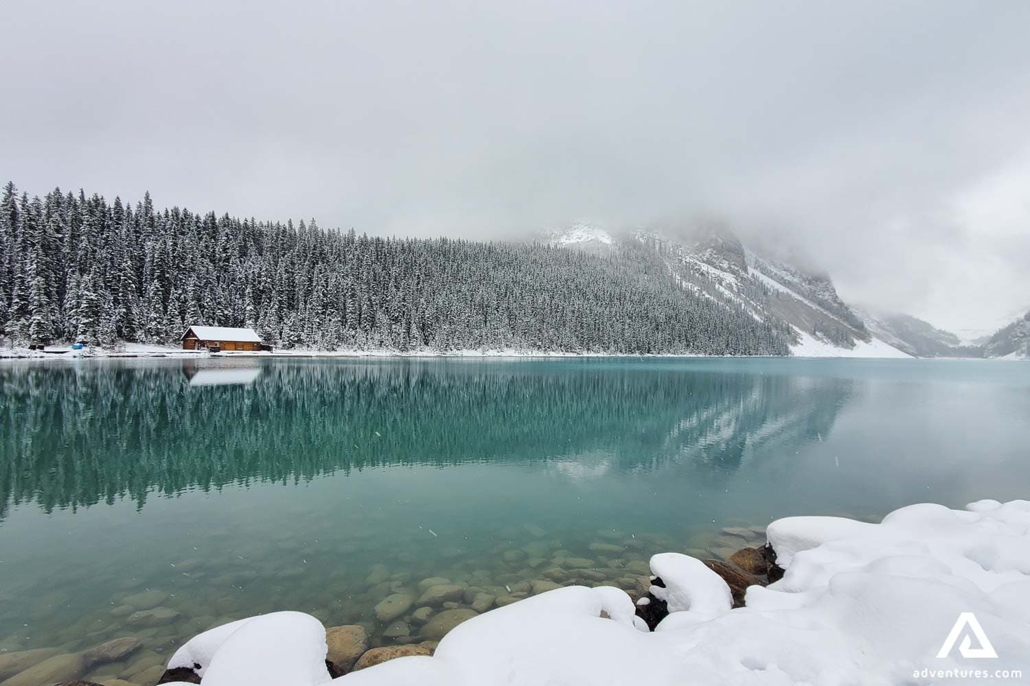 Lake-Louise-red-roof-cabin