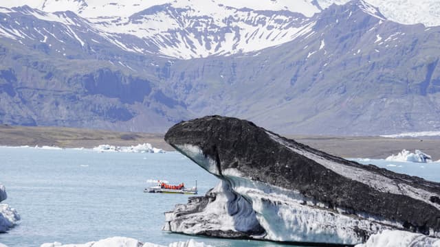 Glacier-lagoon-jokulsarlon-boat