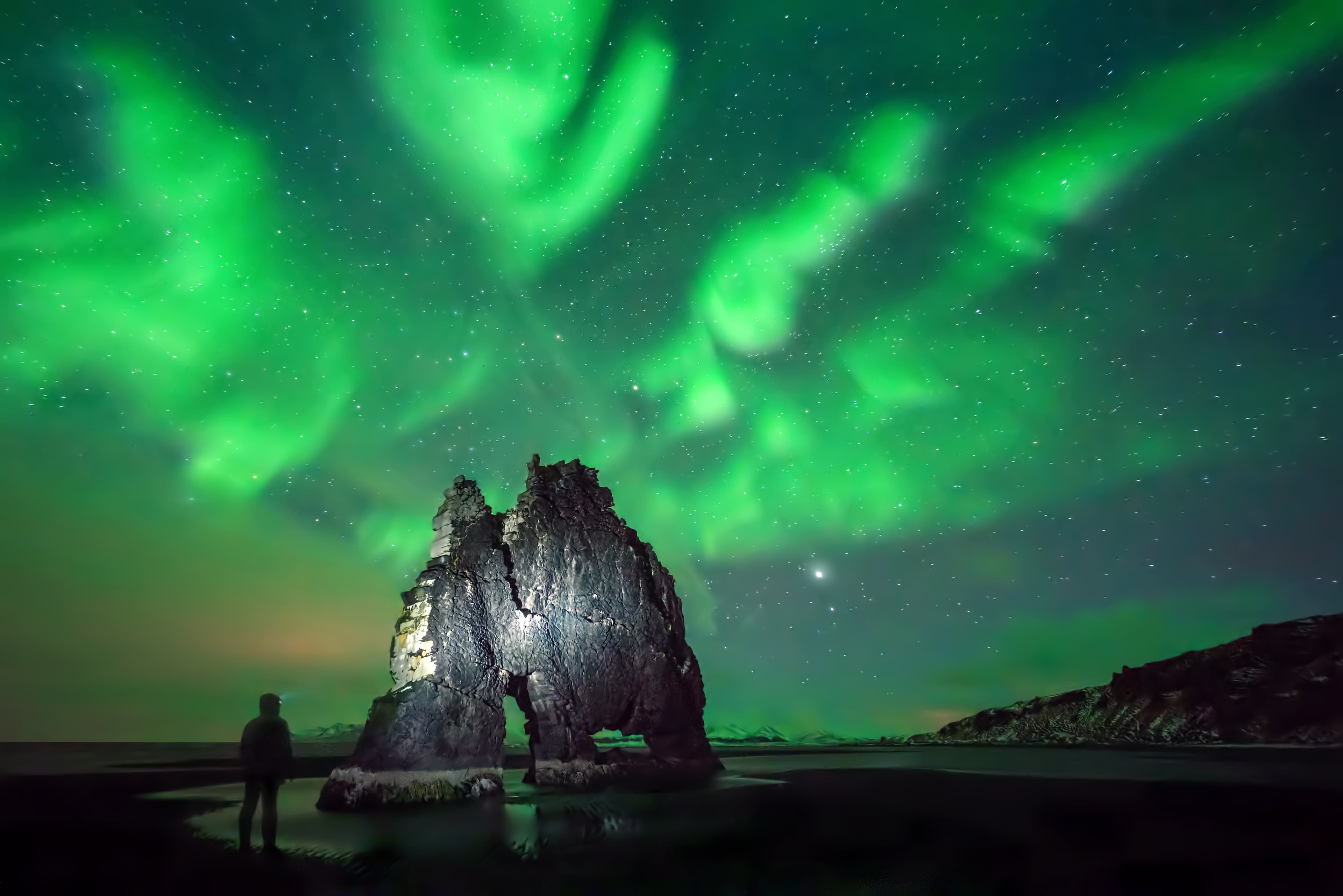 hvitserkur-night-northern-lights