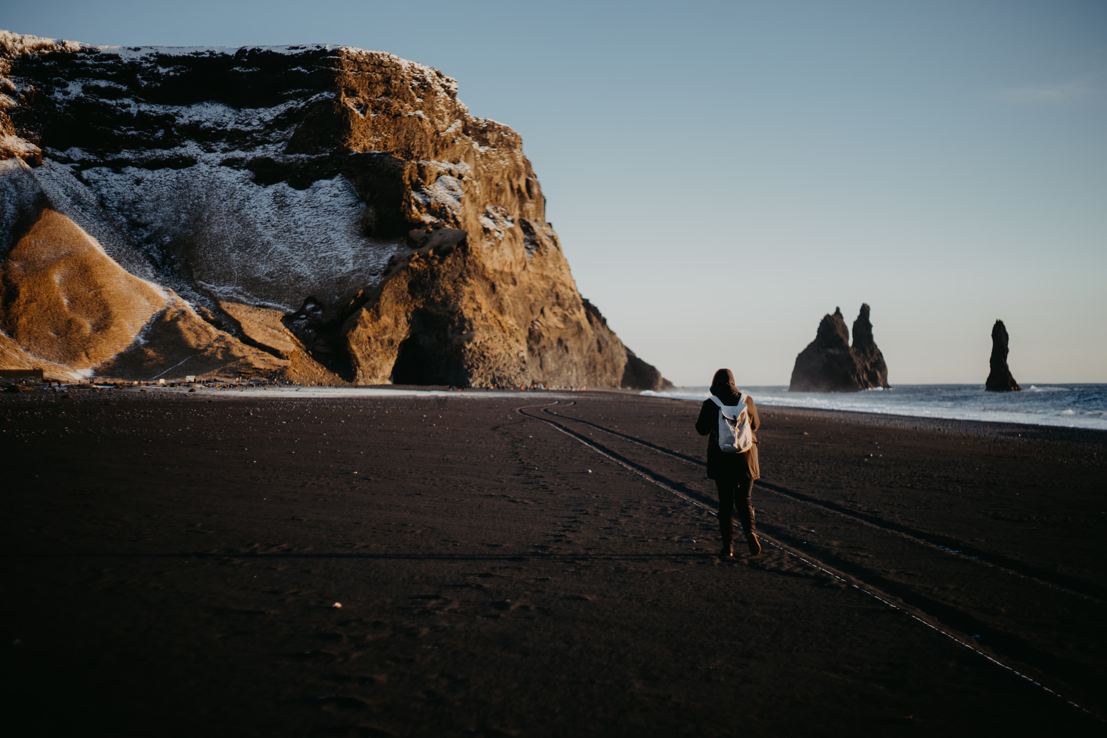 tourist-reynisfjara-iceland
