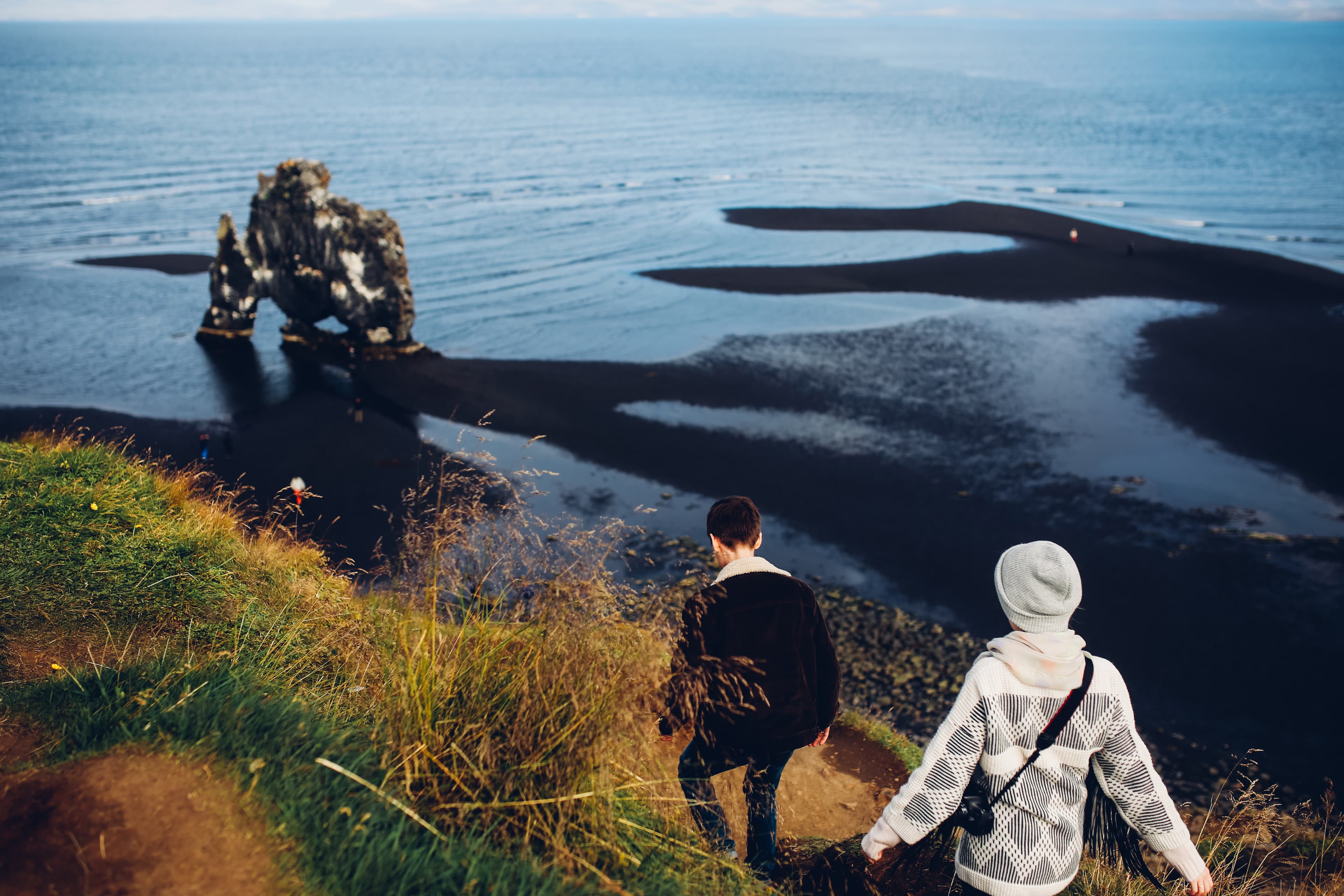 hvitserkur-tourists