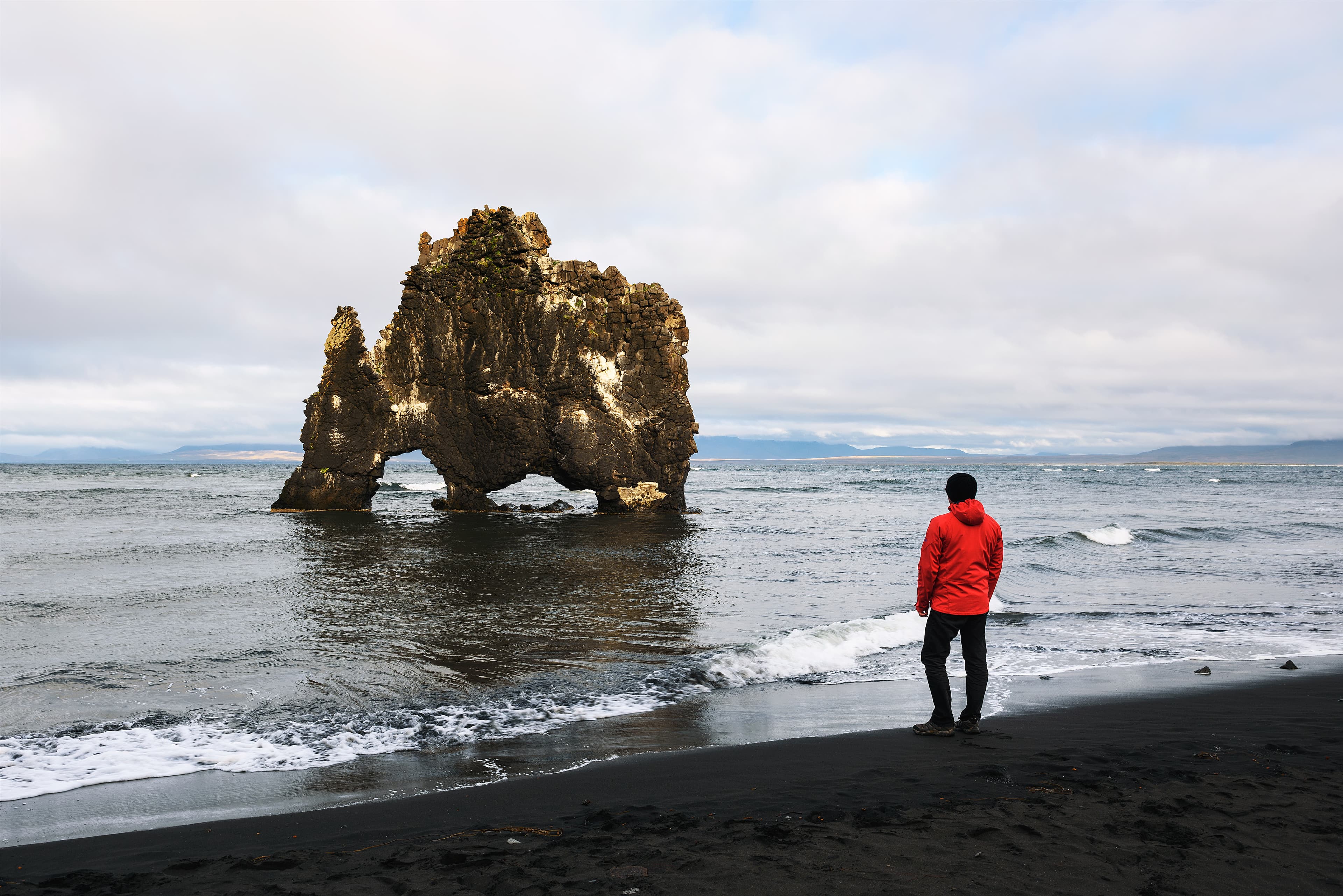 tourist-at-hvitserkur-basalt-rock 