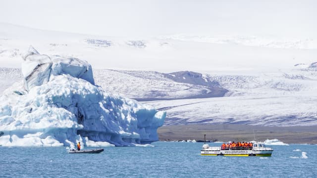 Glacier-lagoon-jokulsarlon-boat