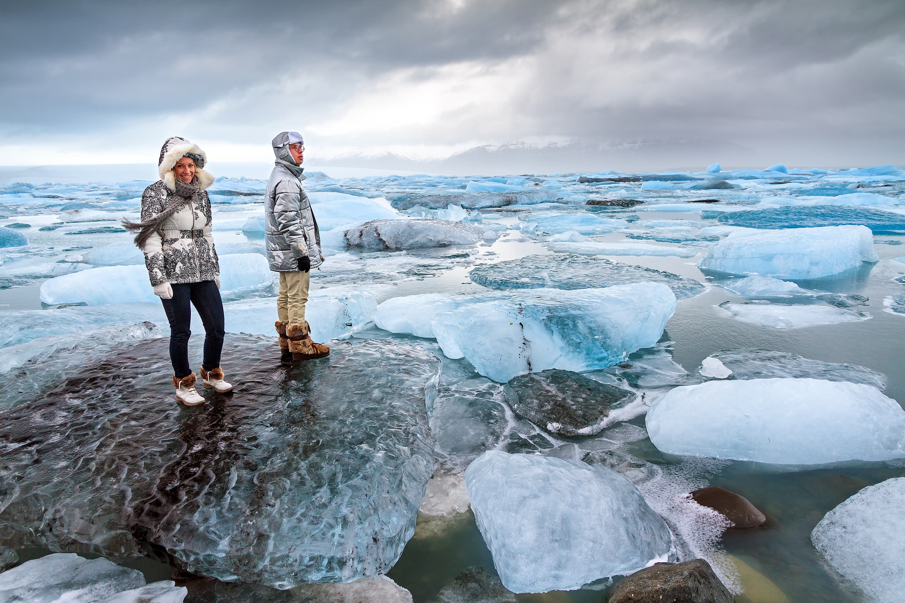 tourists-diamond-beach-winter