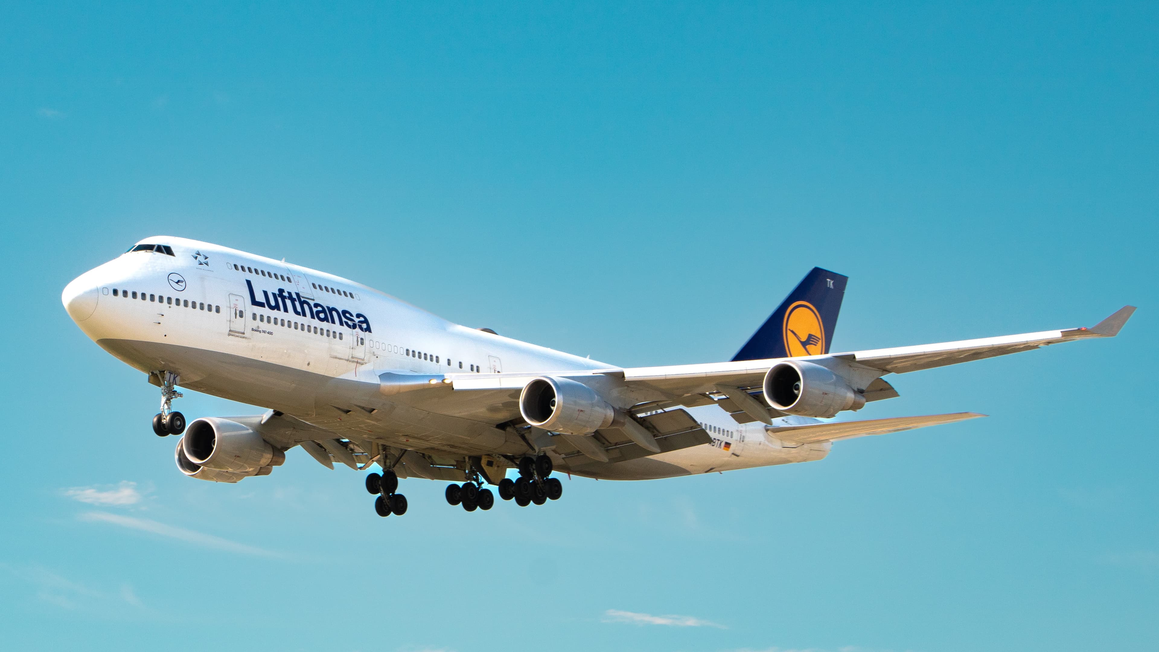 lufthansa-plane-in-the-sky