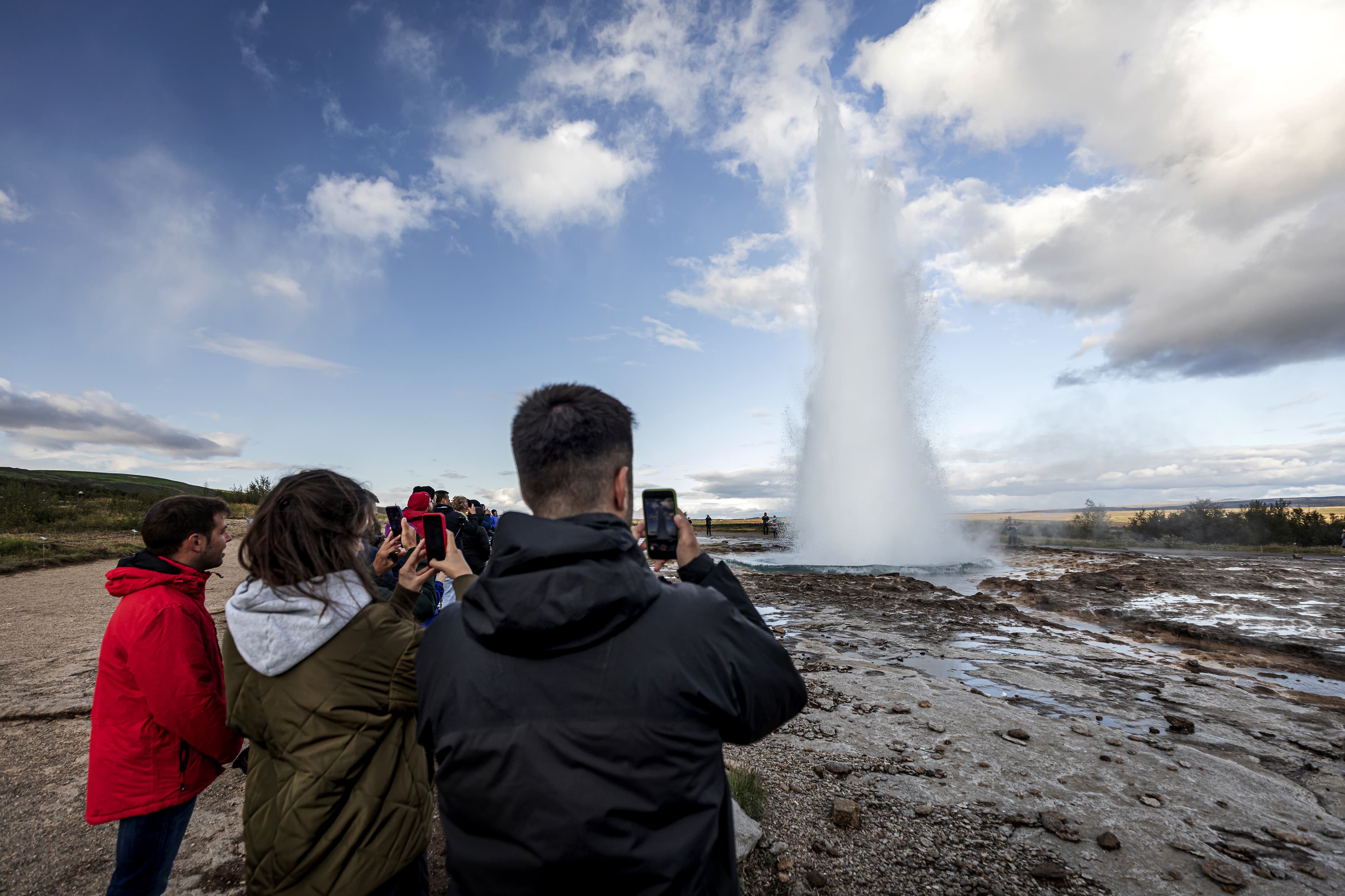Geysir-golden-circle-people-summer