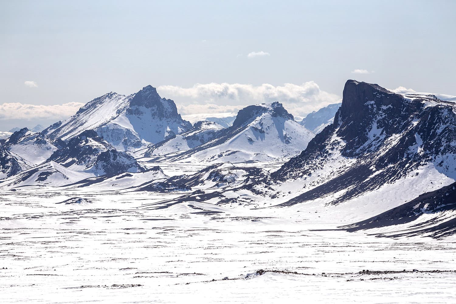 Mountain-range-on-glacier