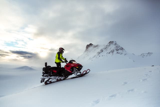 day-tour-snowmobiling
