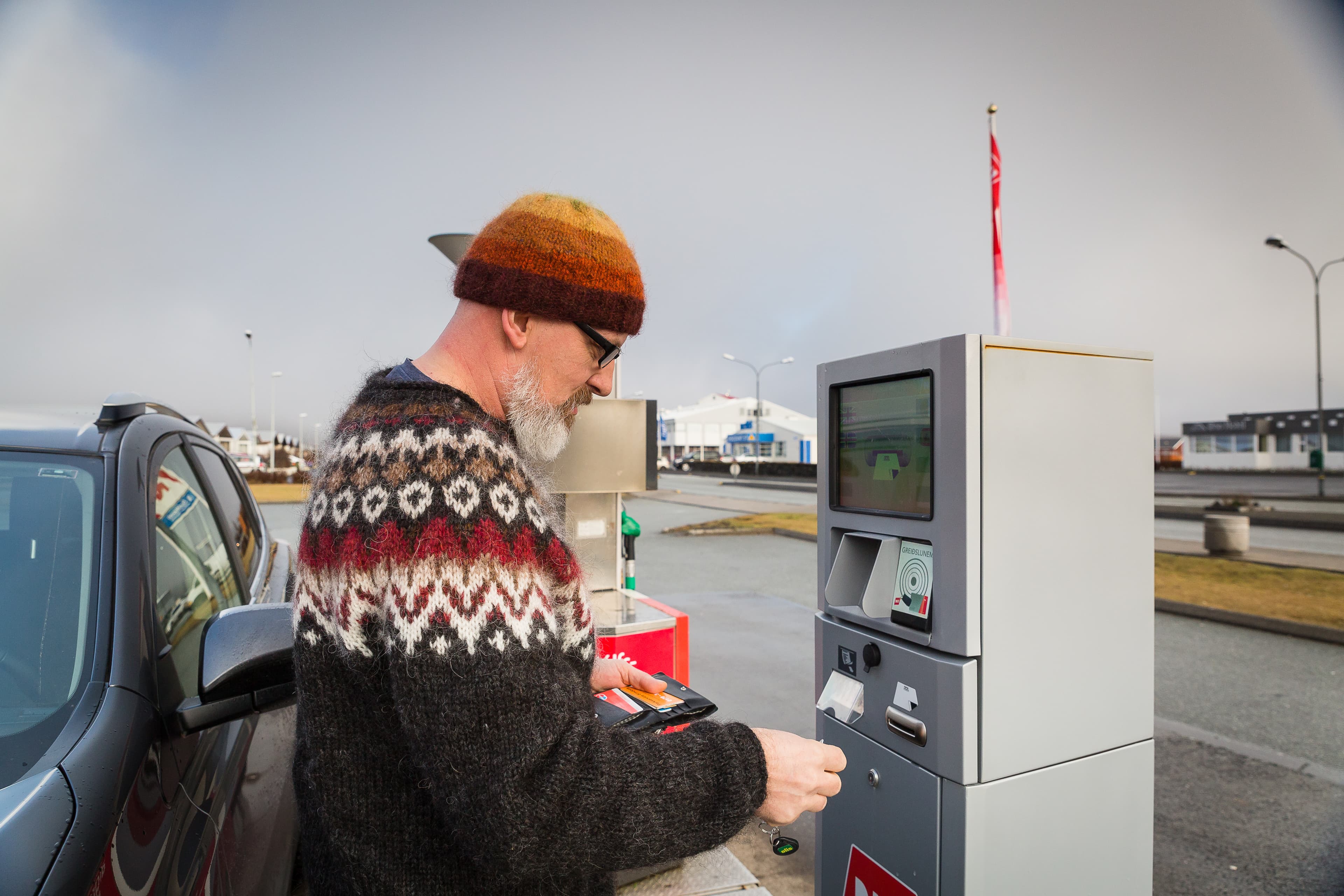 Mann beim Tanken auf Island