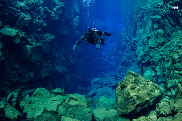 Scuba-dive-silfra