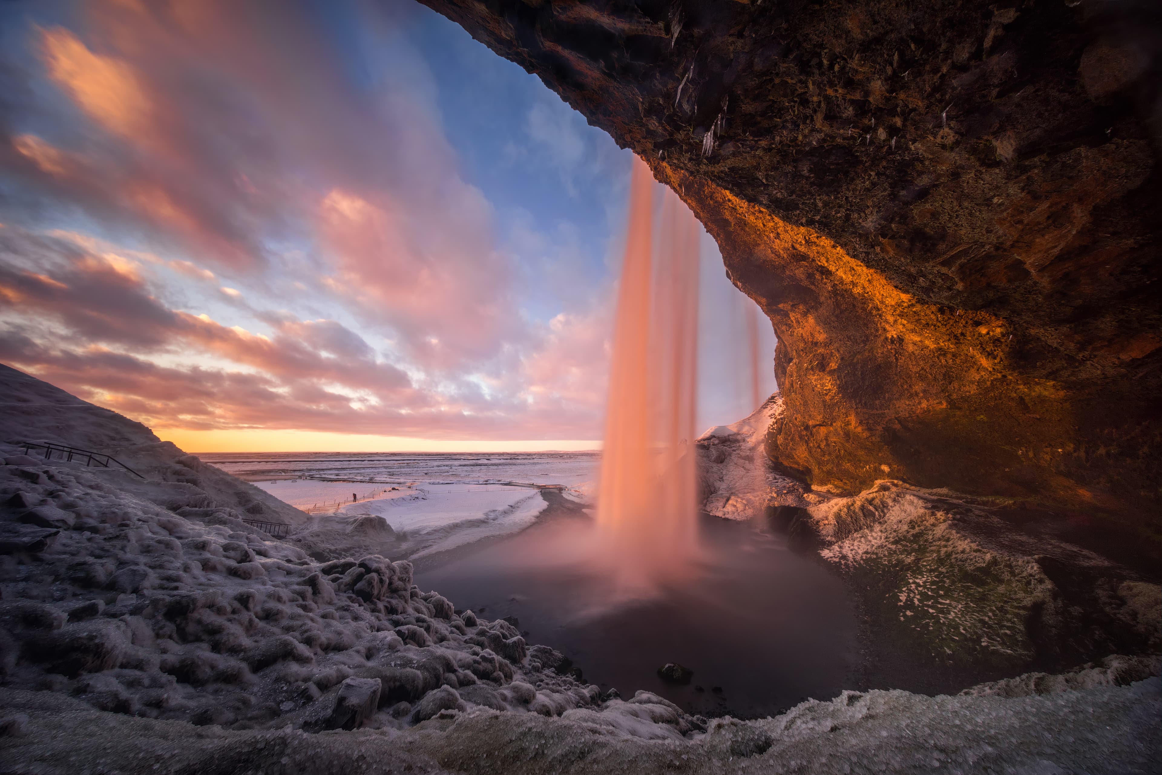 Seljalandsfoss-cave
