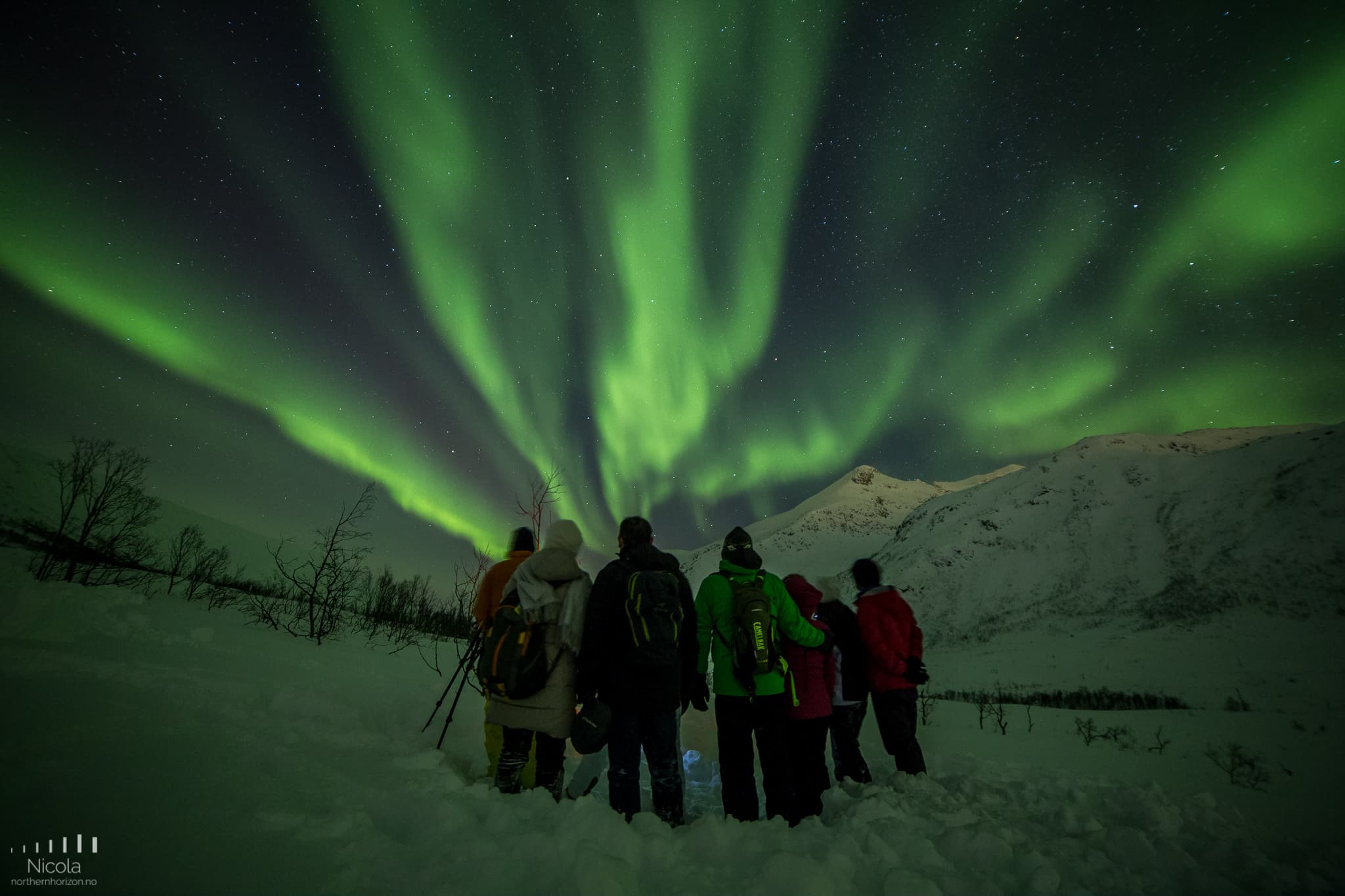Group-of-people-watch-northern-lights