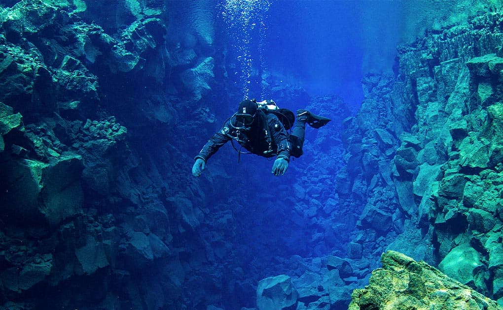 t-diver-silfra-iceland
