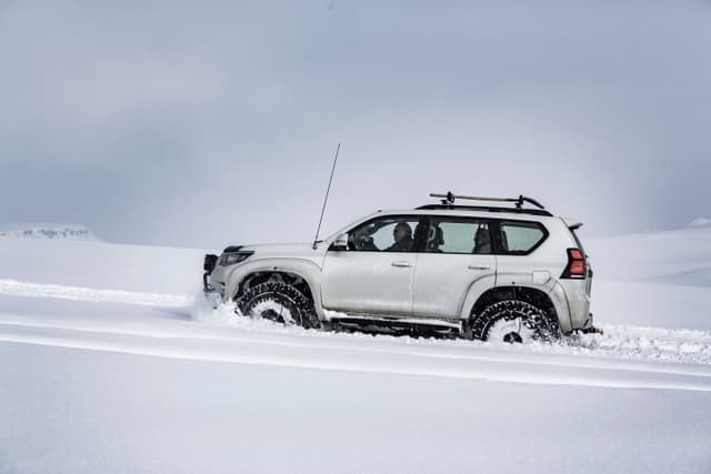 langjokull-super-jeep-in-snow
