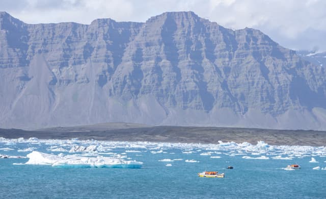 Glacier-lagoon-jokulsarlon-boat