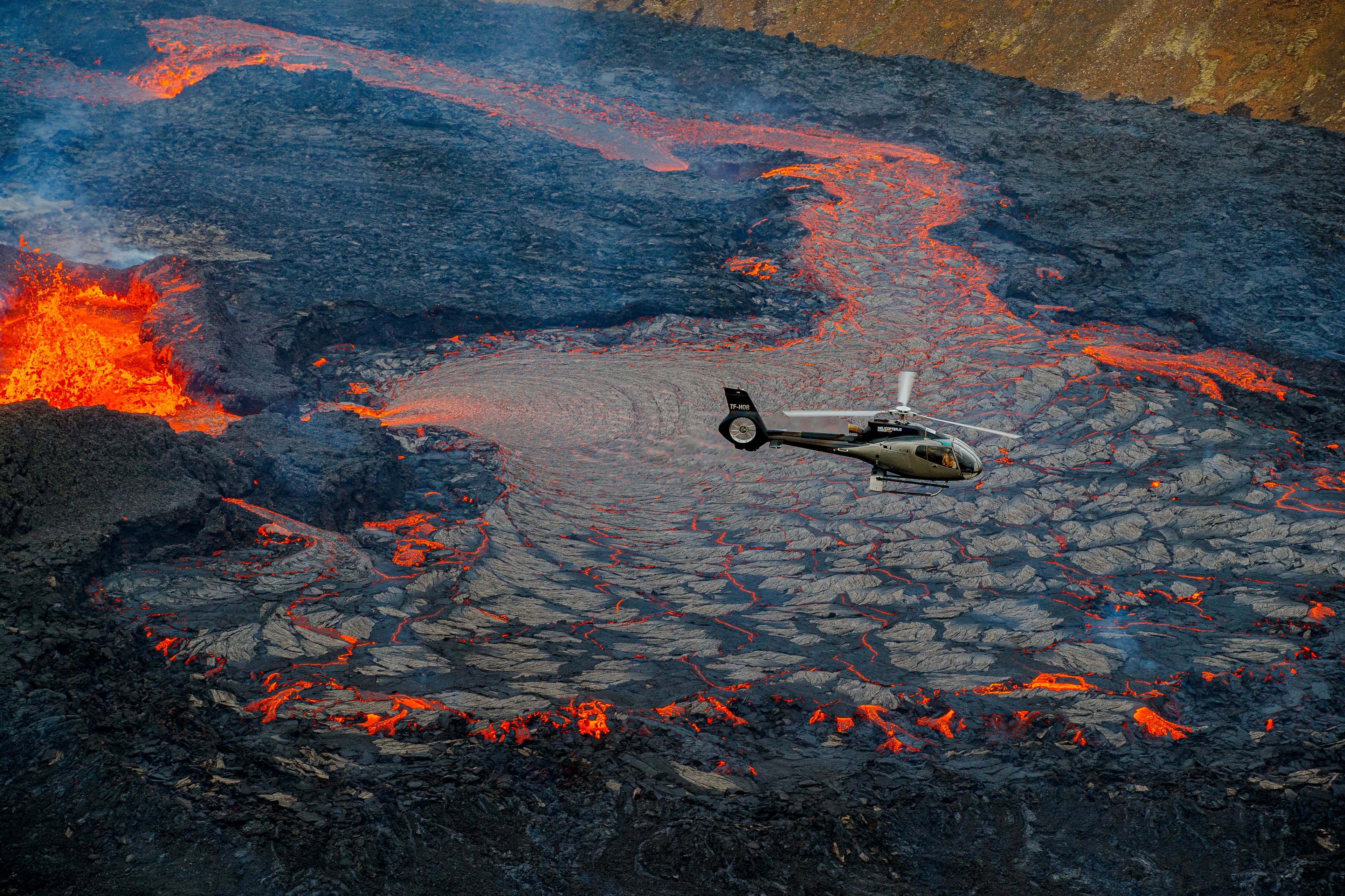 Volcano-eruption-field-helicopter