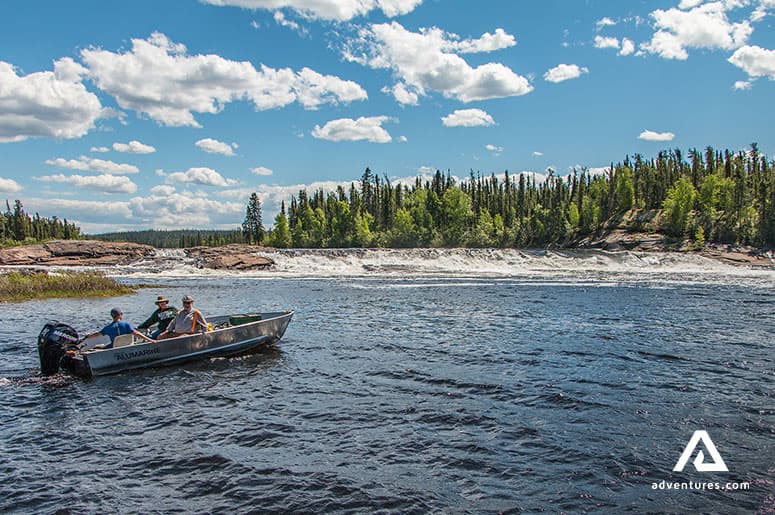 motorboat-fishing-on-great-slave-lake