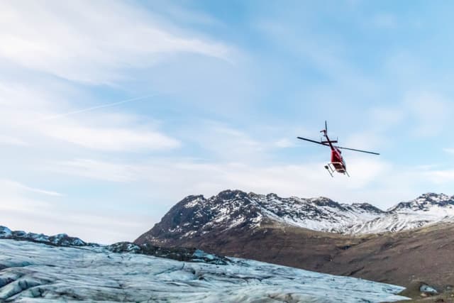 helicopter-flying-over-vatnajokull-glacier-in-iceland-1