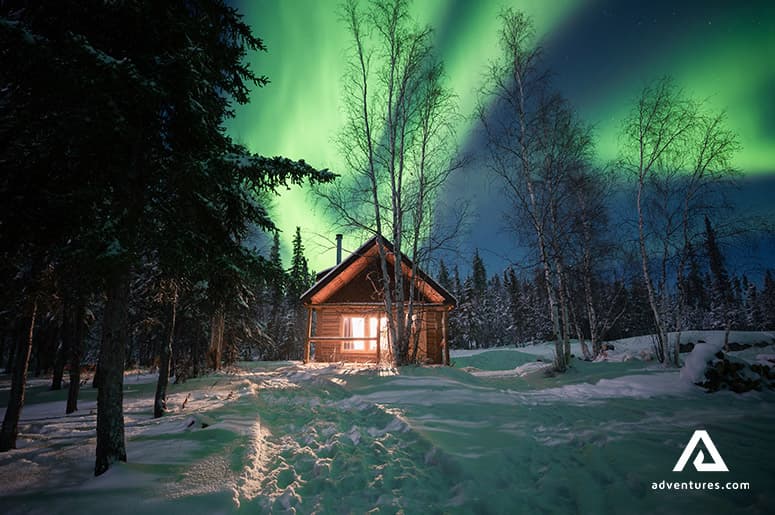 cabin-in-the-forest-and-norhtern-lights-in-the-sky-in-yellowknife