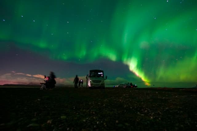 northern-lights-aurora-borealis-people-iceland-9