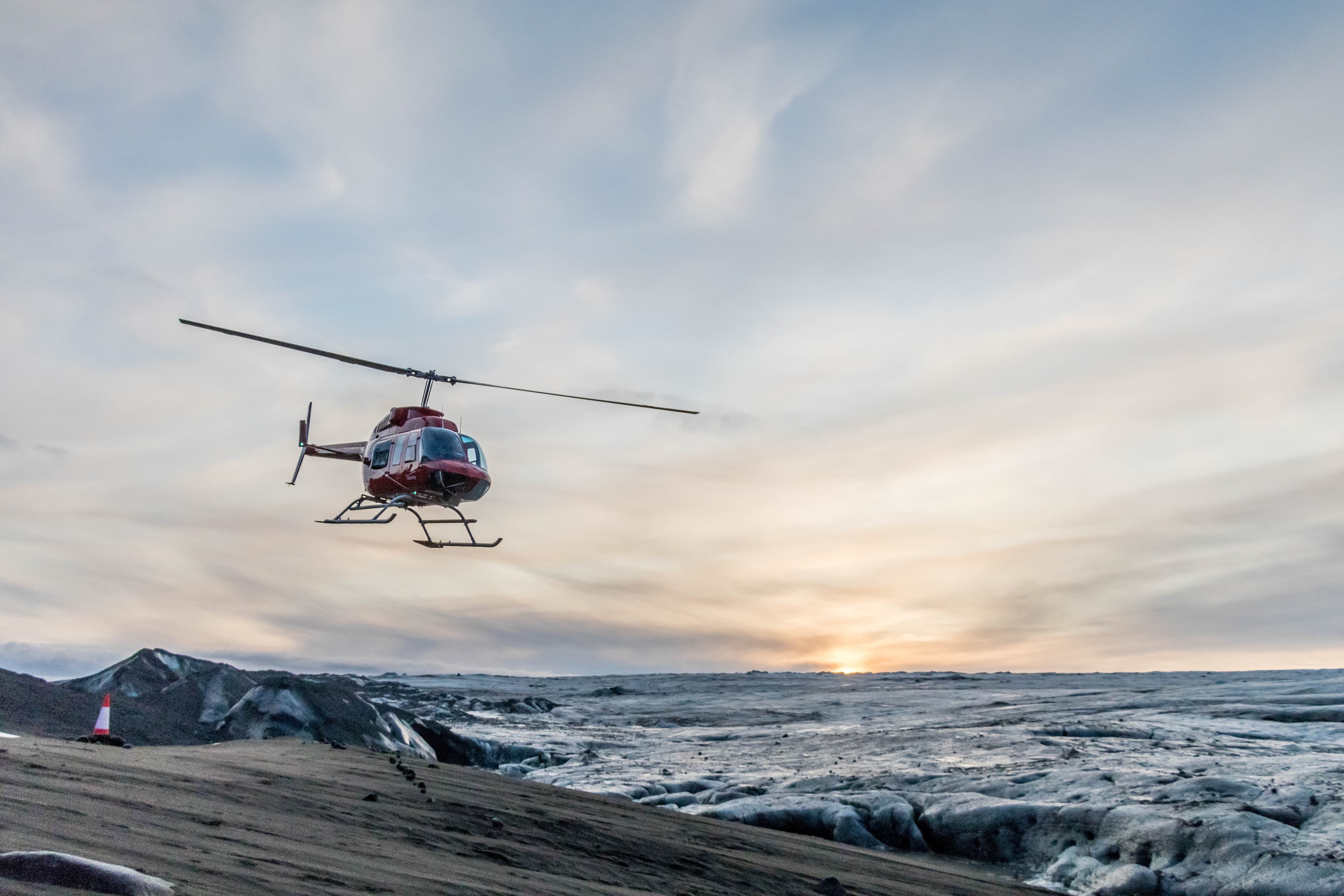 helicopter-flying-over-vatnajokull-glacier-in-iceland