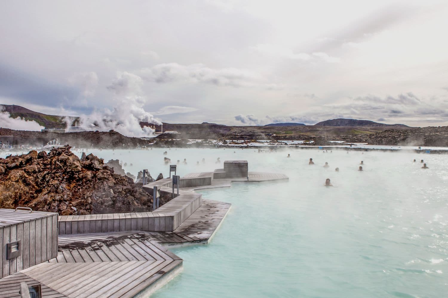 blue-lagoon-geothermal-pool-iceland-cloudy-day