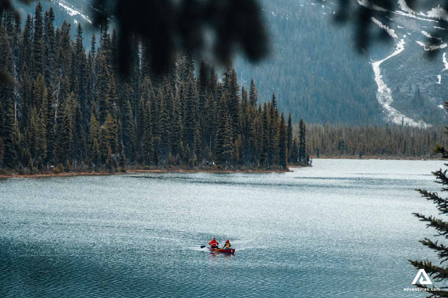 yoho-national-park-canada-emerald-lake-mountains-nature-landscape-canoeing-activity-2-2