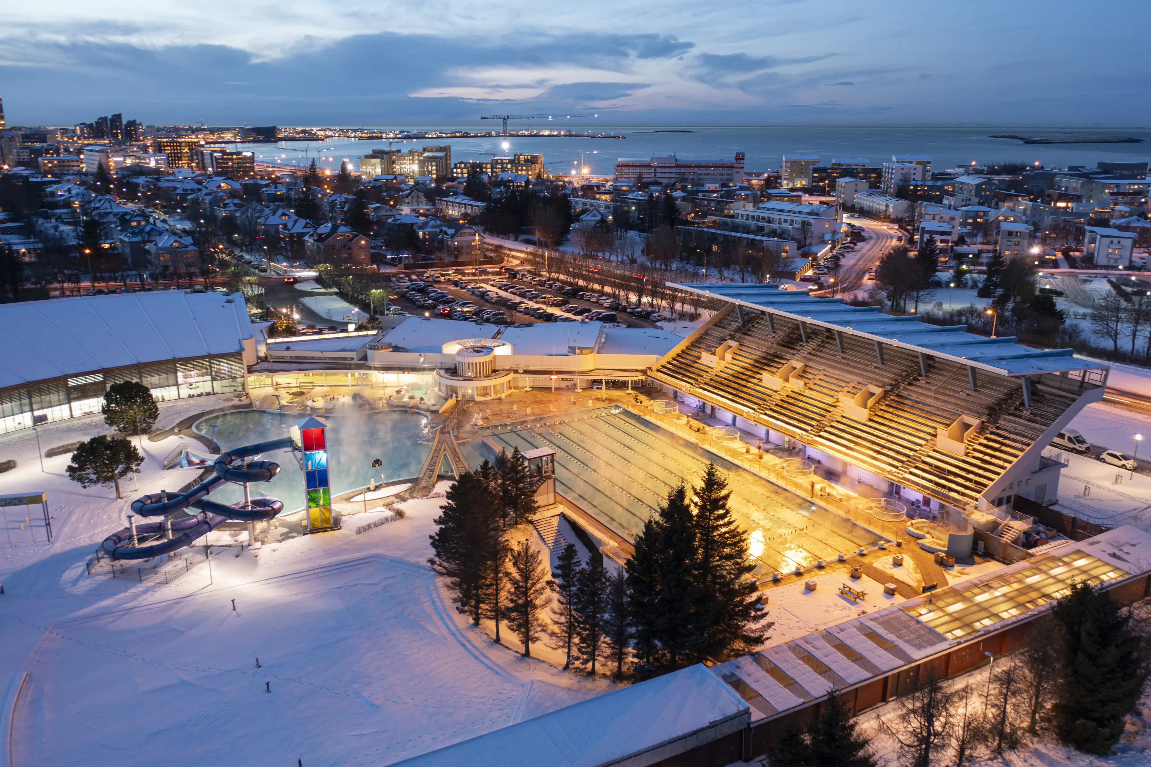 outdoor-swimming-pool-winter-reykjavik