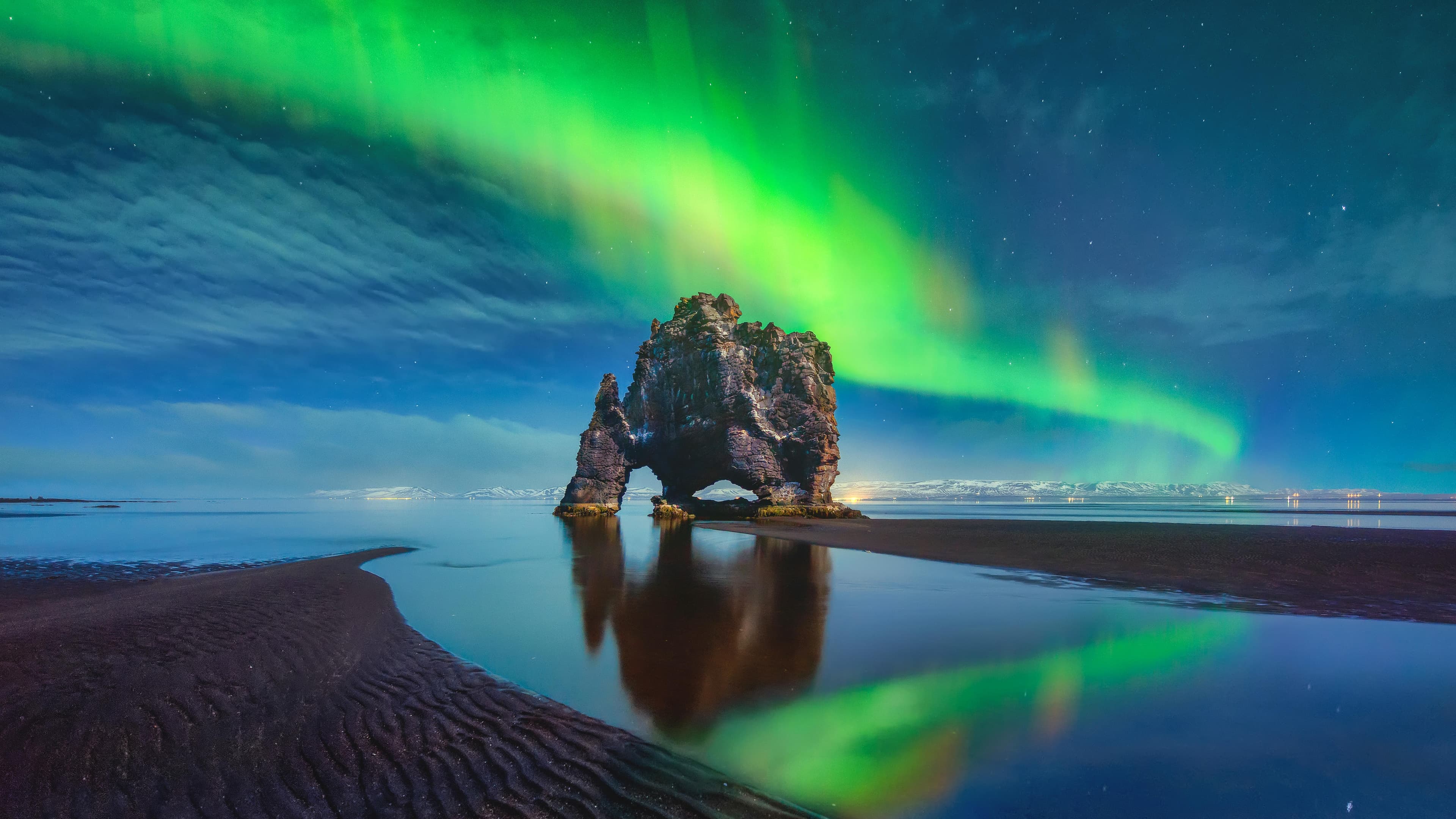 Hvitserkur Northen Lights Green Reflection - ICELAND