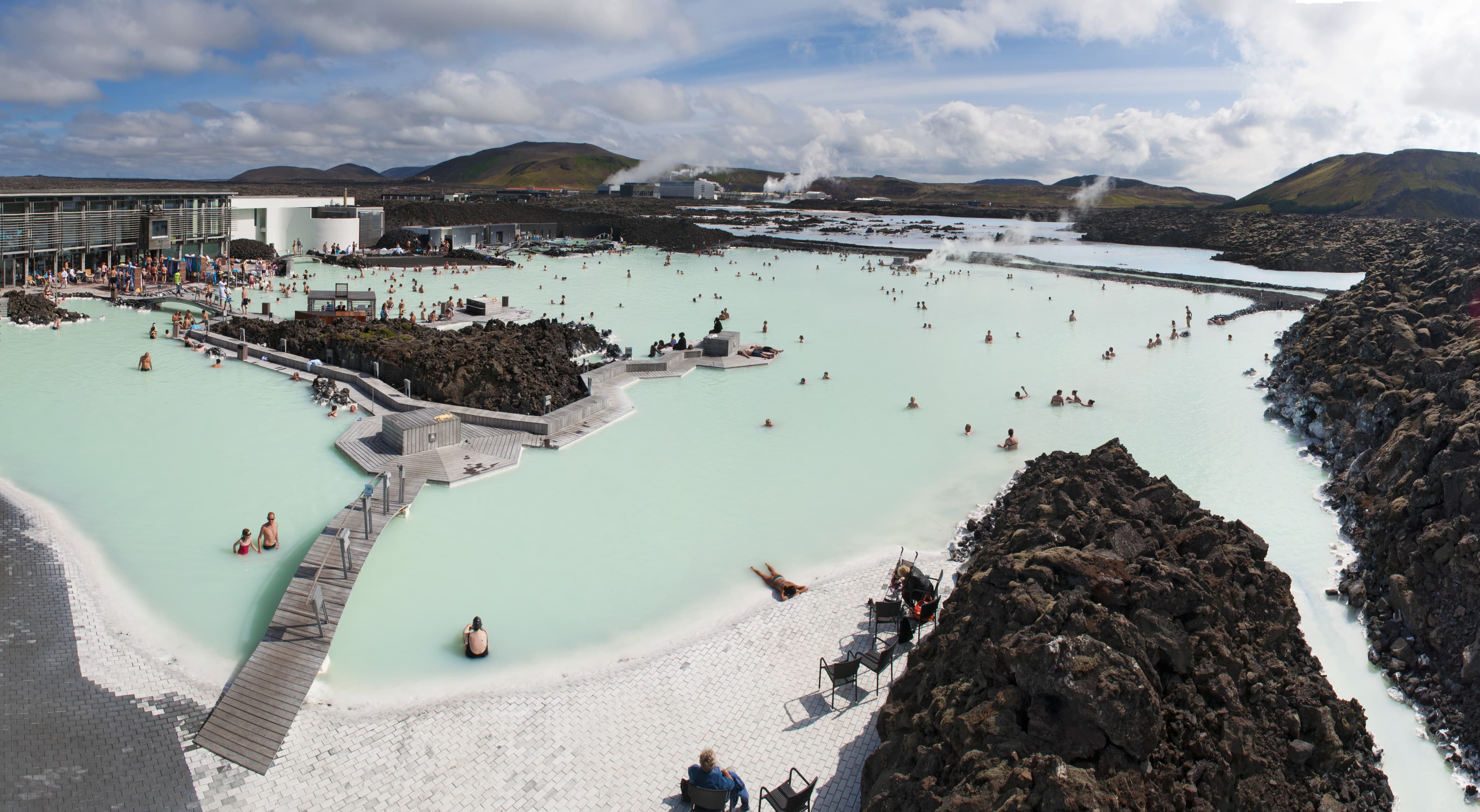 Islanda: vista panoramica della Laguna Blu, la spa geotermale in un campo di lava a Grindavik, sulla Penisola di Reykjanes, il 17 agosto 2012