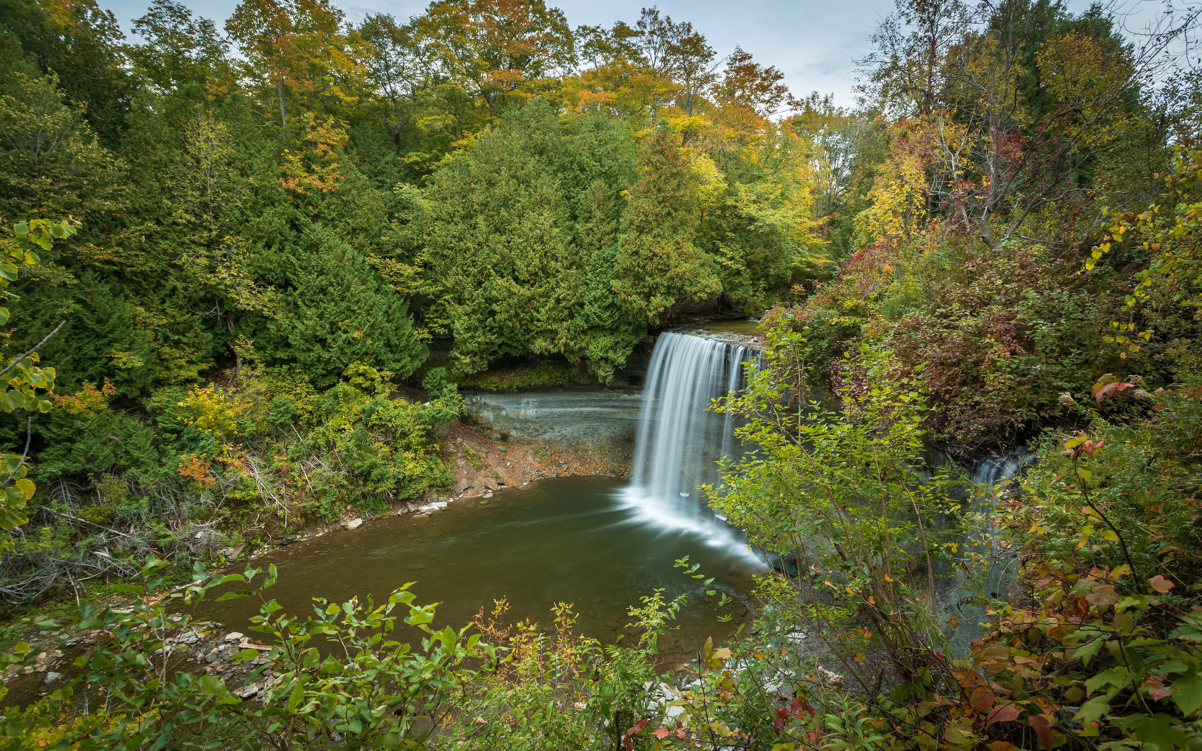 Vue sur la chute d'eau de Bridal Veil au Canada sur l'ile de Manitoulin en Ontario