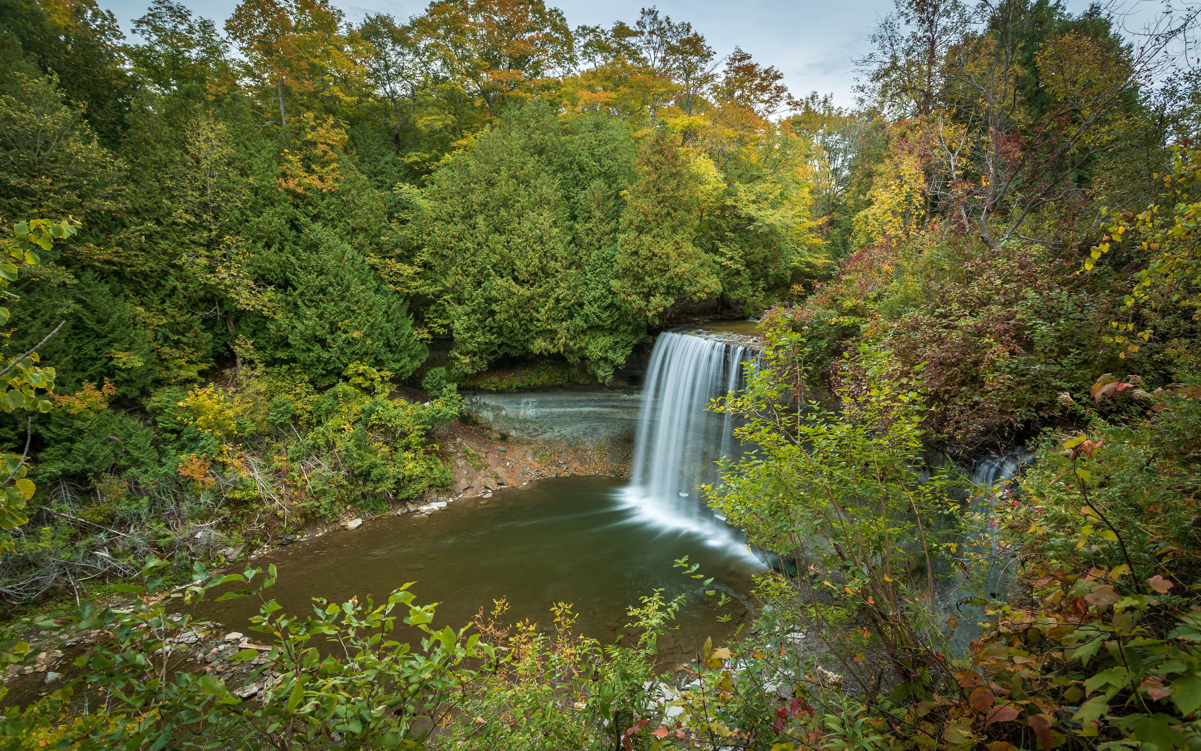 Vue sur la chute d'eau de Bridal Veil au Canada sur l'ile de Manitoulin en Ontario