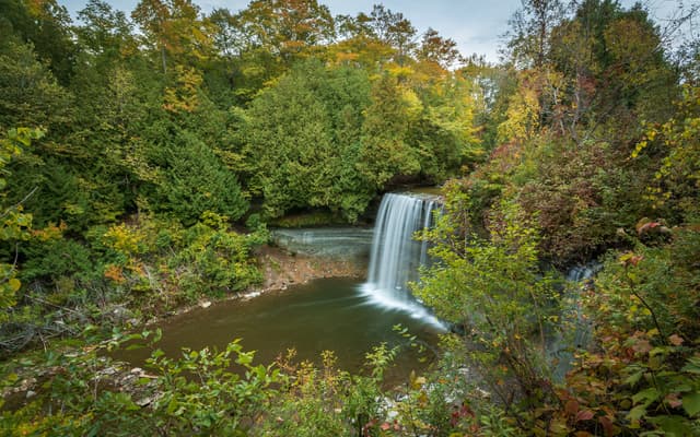 Vue sur la chute d'eau de Bridal Veil au Canada sur l'ile de Manitoulin en Ontario