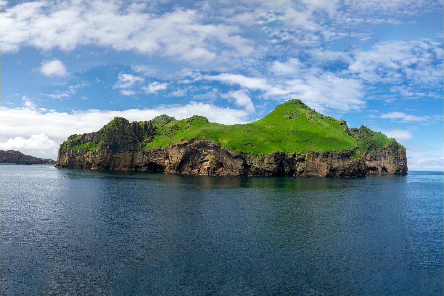 heimaey-island-westman-islands-archipelago-southern-iceland