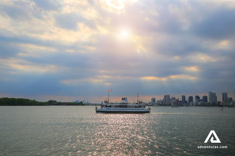 Cruise-tourist-ship-floating-on-the-ontario-lake-in-toronto