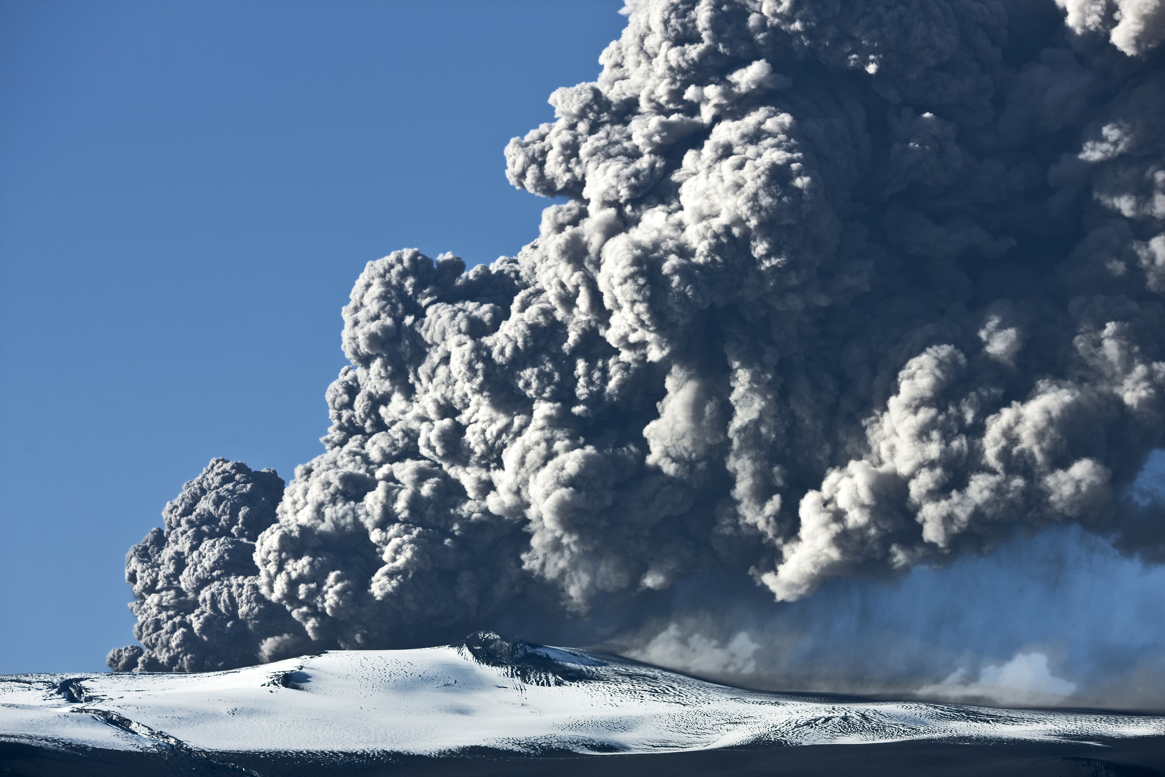 Ash cloud rising from the Eyjafjallajokull volcano in Iceland eyjafjallajokull-volcano-iceland-eruption-smoke-ash